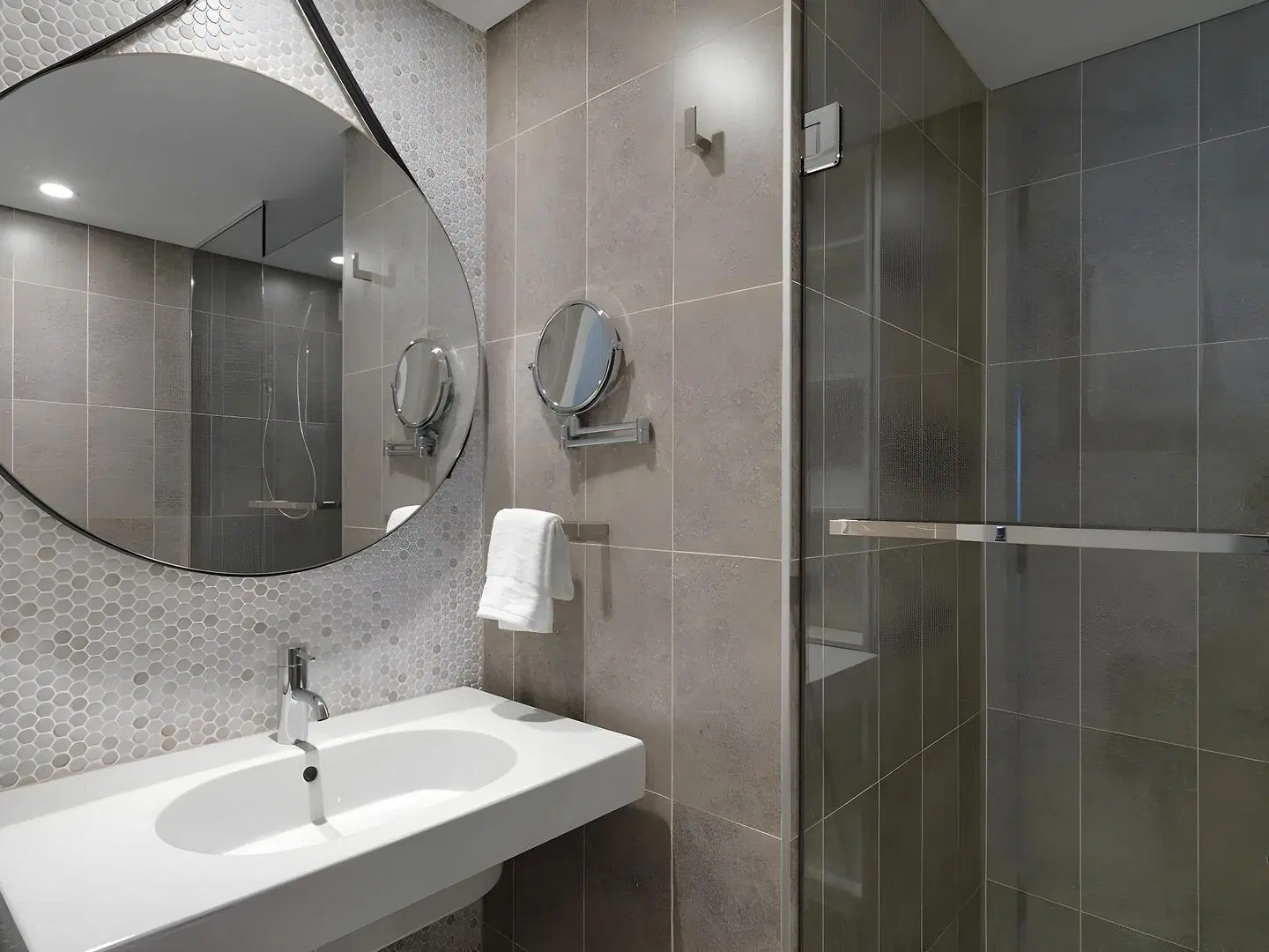 Adina Apartment Hotel Bondi Beach Badezimmer