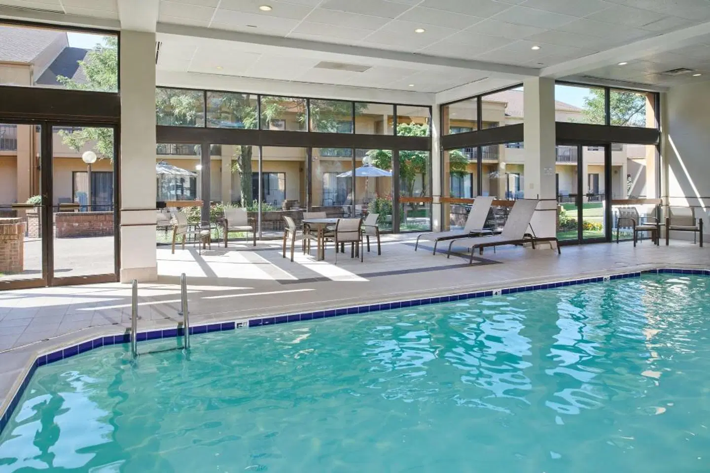 Courtyard by Marriott Detroit Dearborn Hallenbad