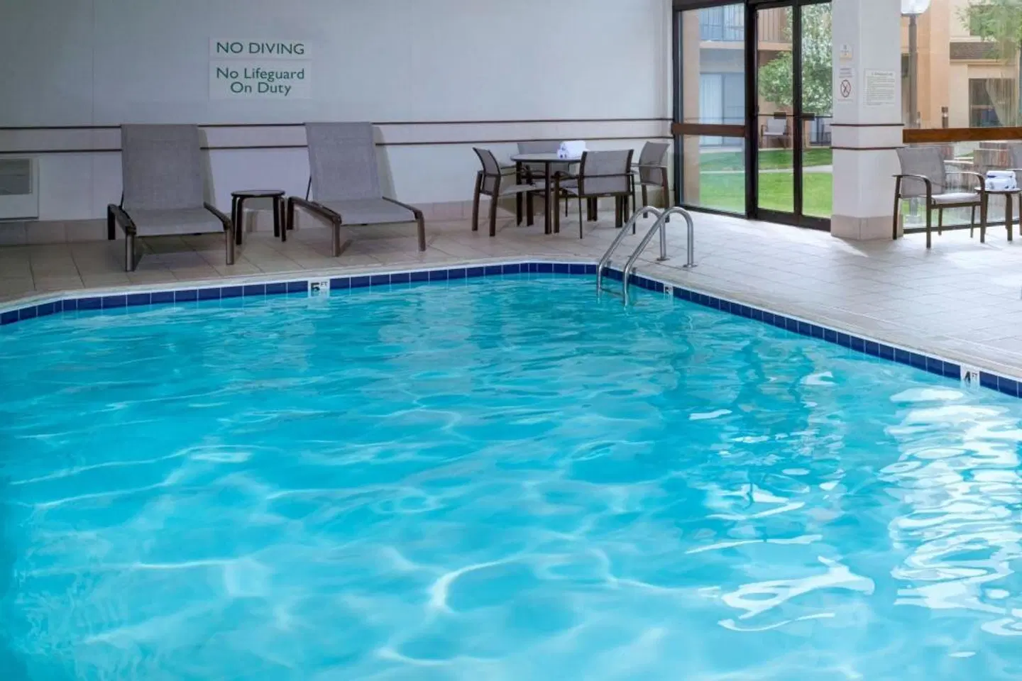 Courtyard by Marriott Detroit Dearborn Hallenbad