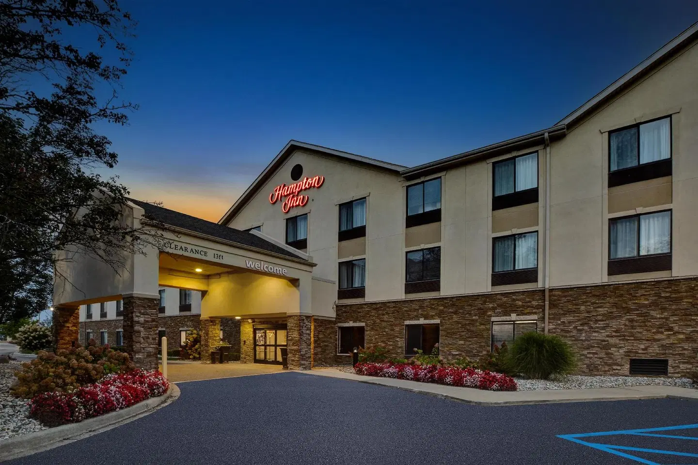 Hampton Inn Detroit/Belleville-Airport Area EXTERIOR