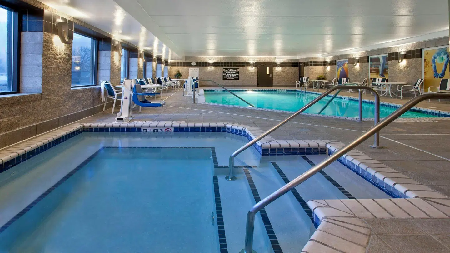 Holiday Inn Express & Suites Eden Prairie - Minnetonka by IHG Hallenbad