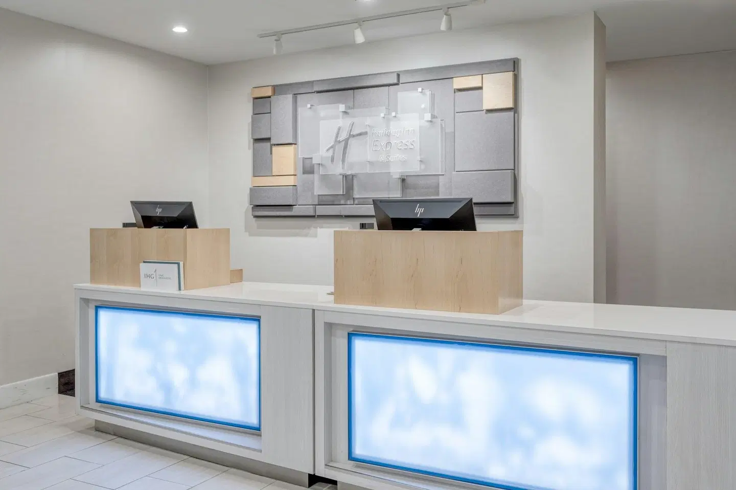 Holiday Inn Express & Suites Ottawa Airport by IHG LOUNGE_LOBBY