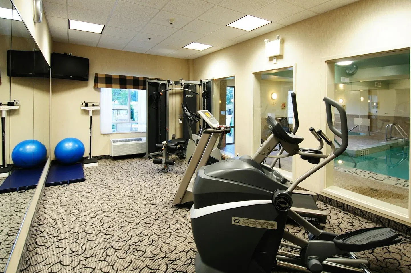 Holiday Inn Express & Suites Ottawa Airport by IHG SPORTS_AND_LEISURE