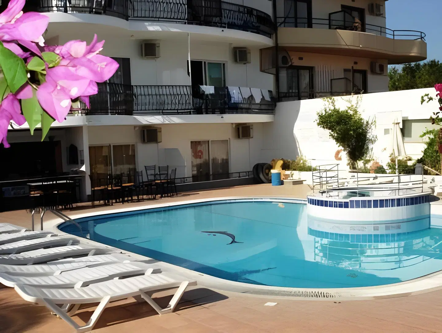 Elarin Studios & Apartments OUTDOOR_POOL