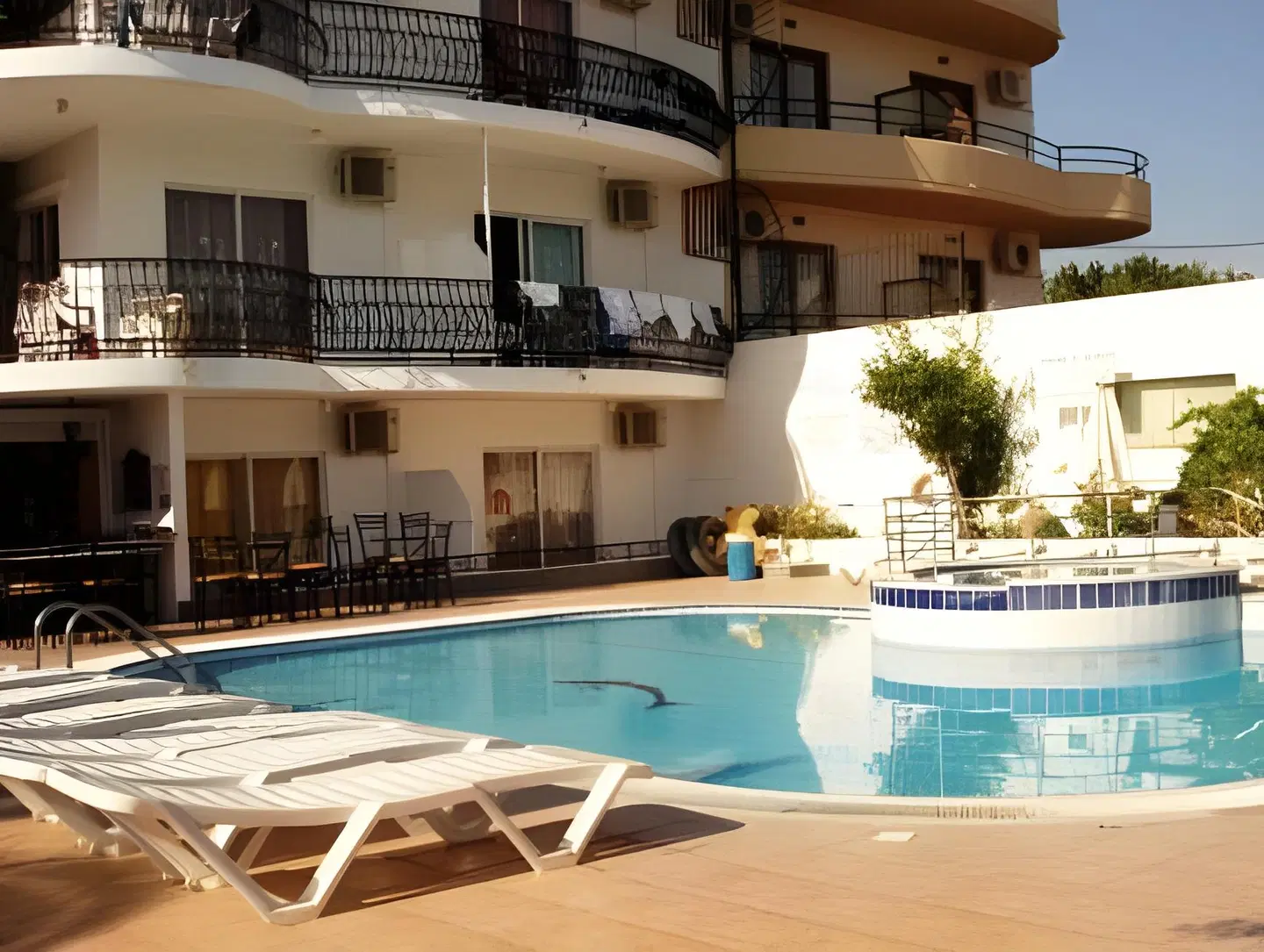 Elarin Studios & Apartments OUTDOOR_POOL
