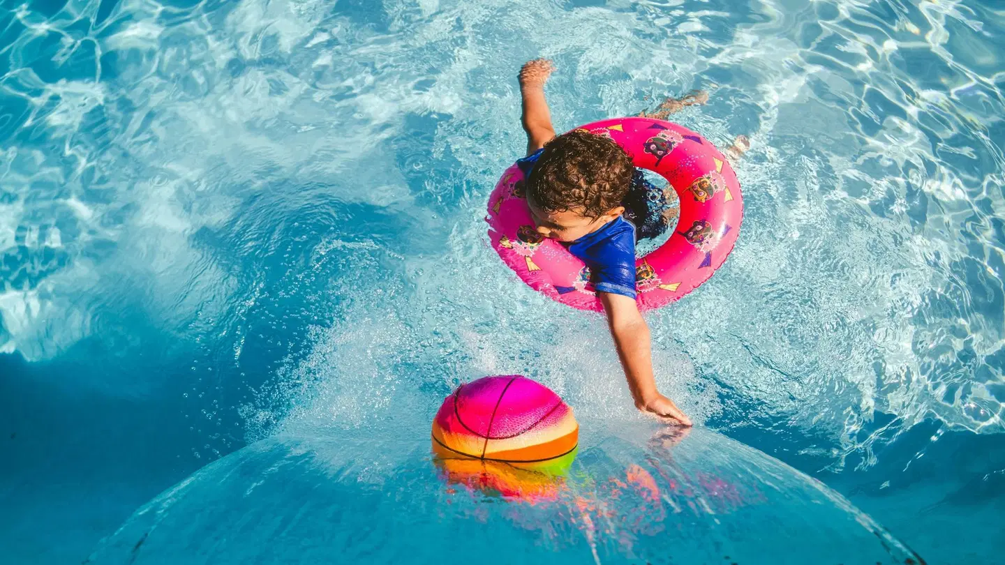 Holiday Inn & Suites London South by IHG OUTDOOR_POOL