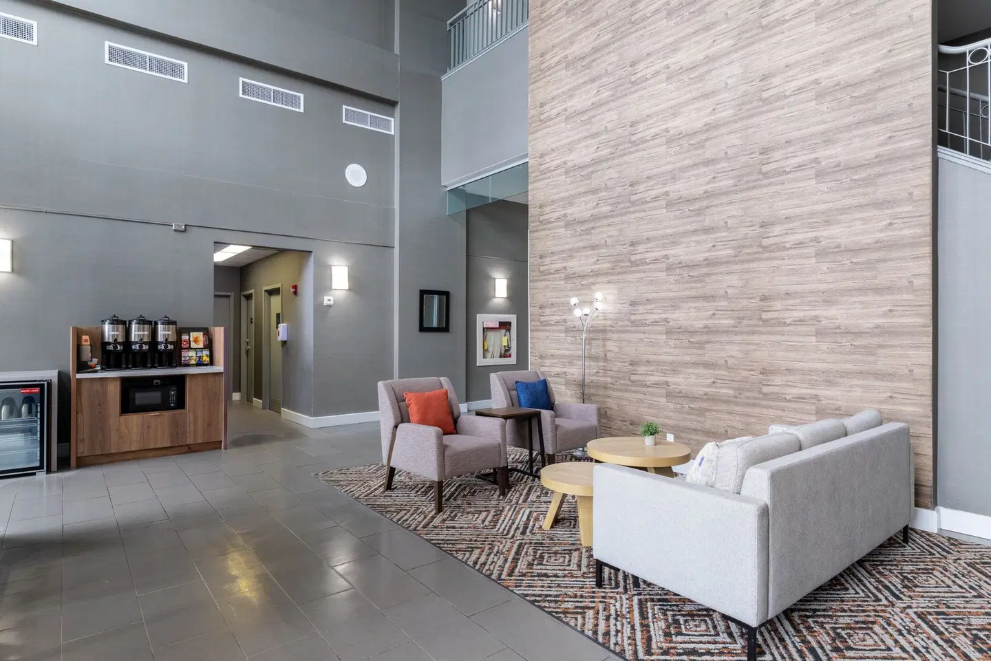 Holiday Inn & Suites London South by IHG LOUNGE_LOBBY