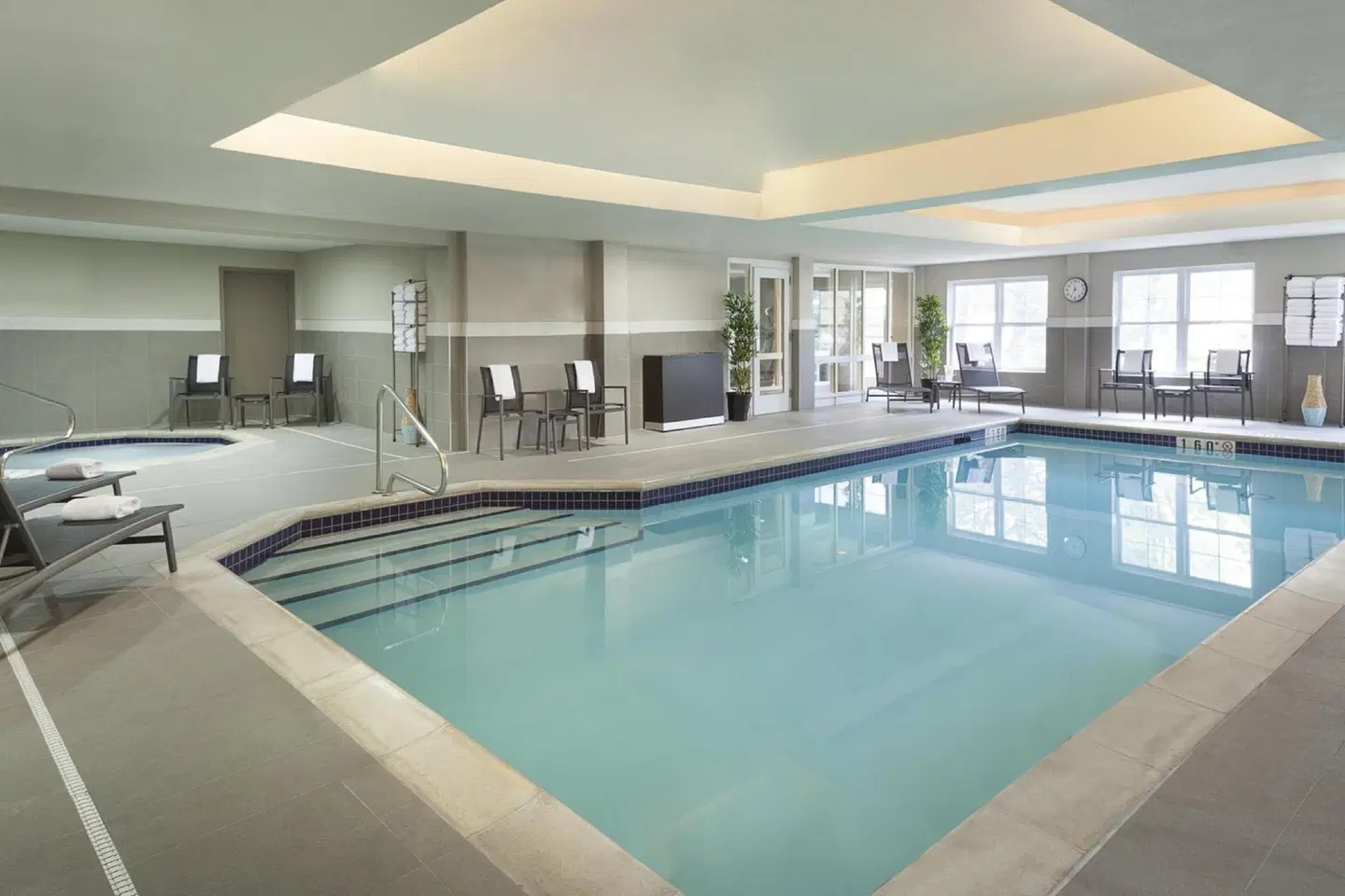Cambridge Suites Mississauga Hallenbad