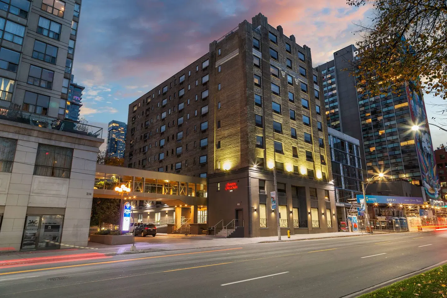 Hampton Inn & Suites by Hilton Toronto Downtown EXTERIOR