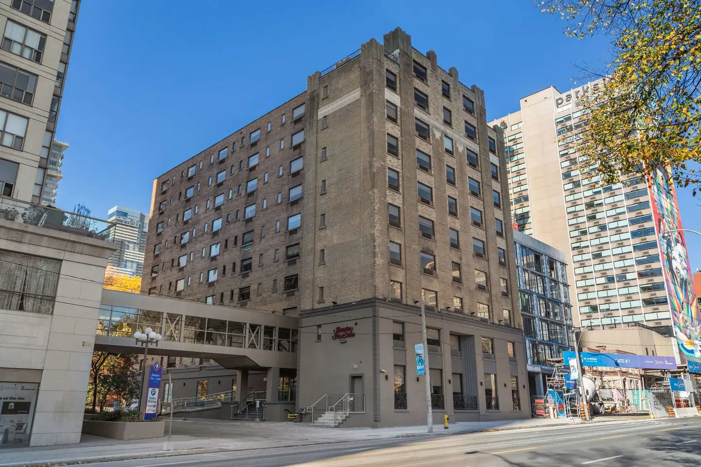 Hampton Inn & Suites by Hilton Toronto Downtown EXTERIOR