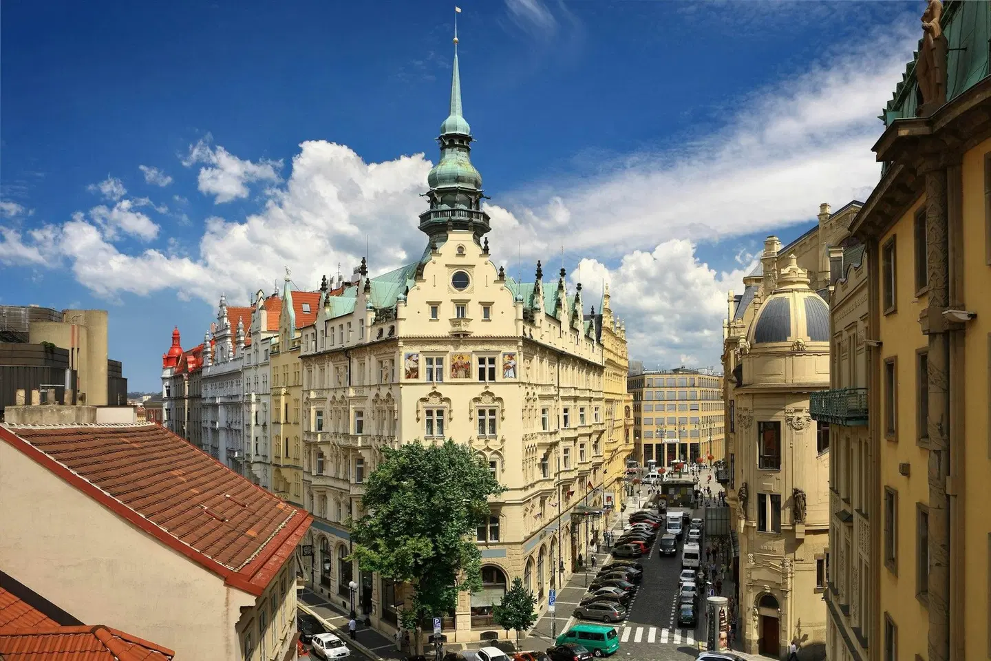 Paris Prague EXTERIOR