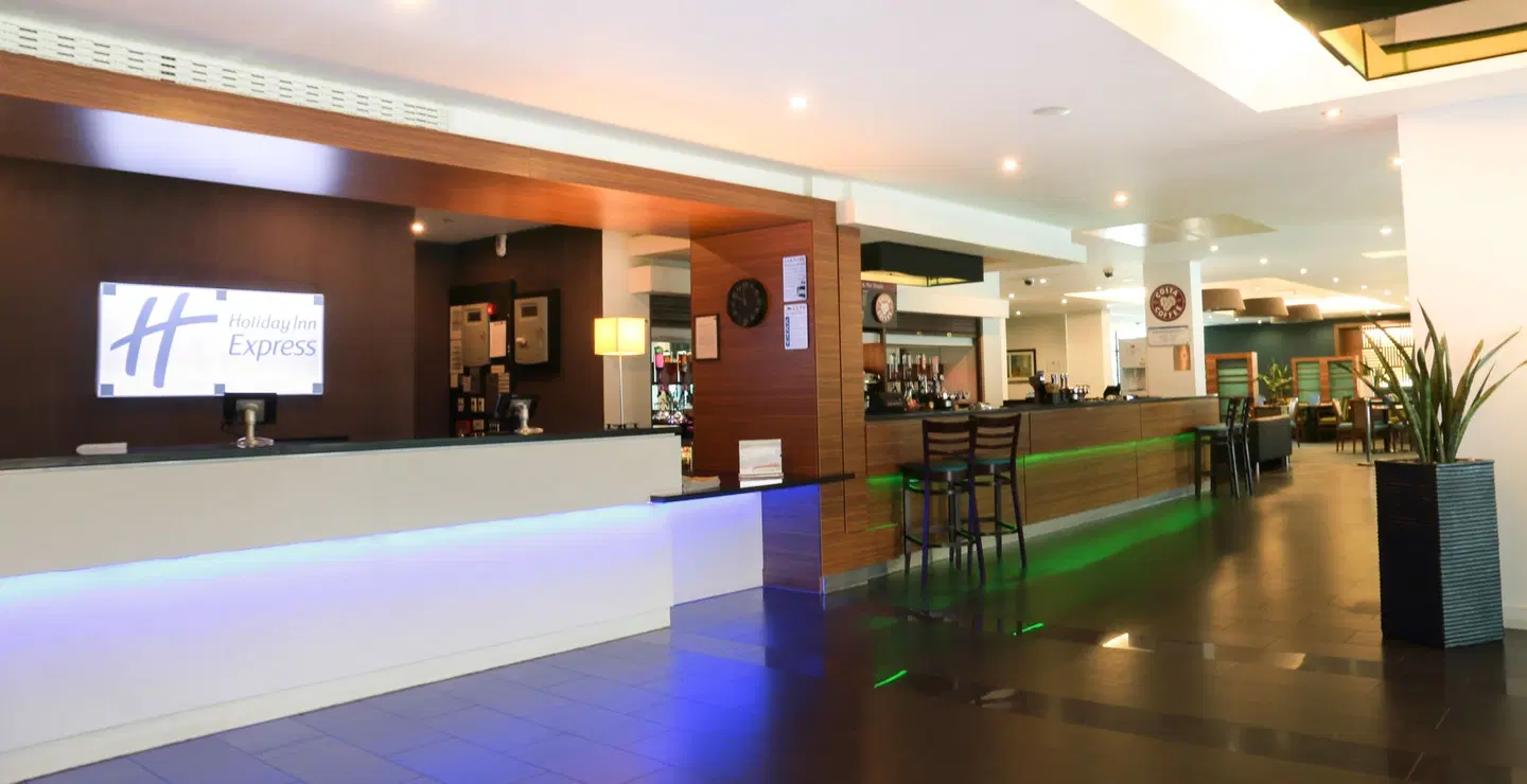 Holiday Inn Express London - Heathrow T5 by IHG Bar