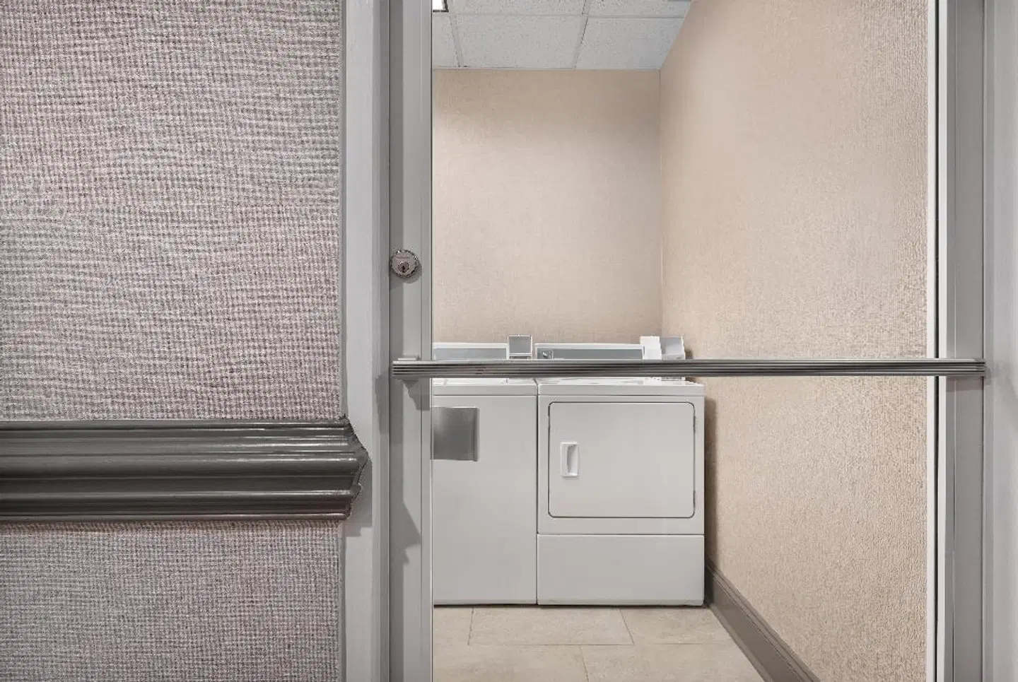 Hampton Inn & Suites Charlotte Arrowood ROOM_EXAMPLE