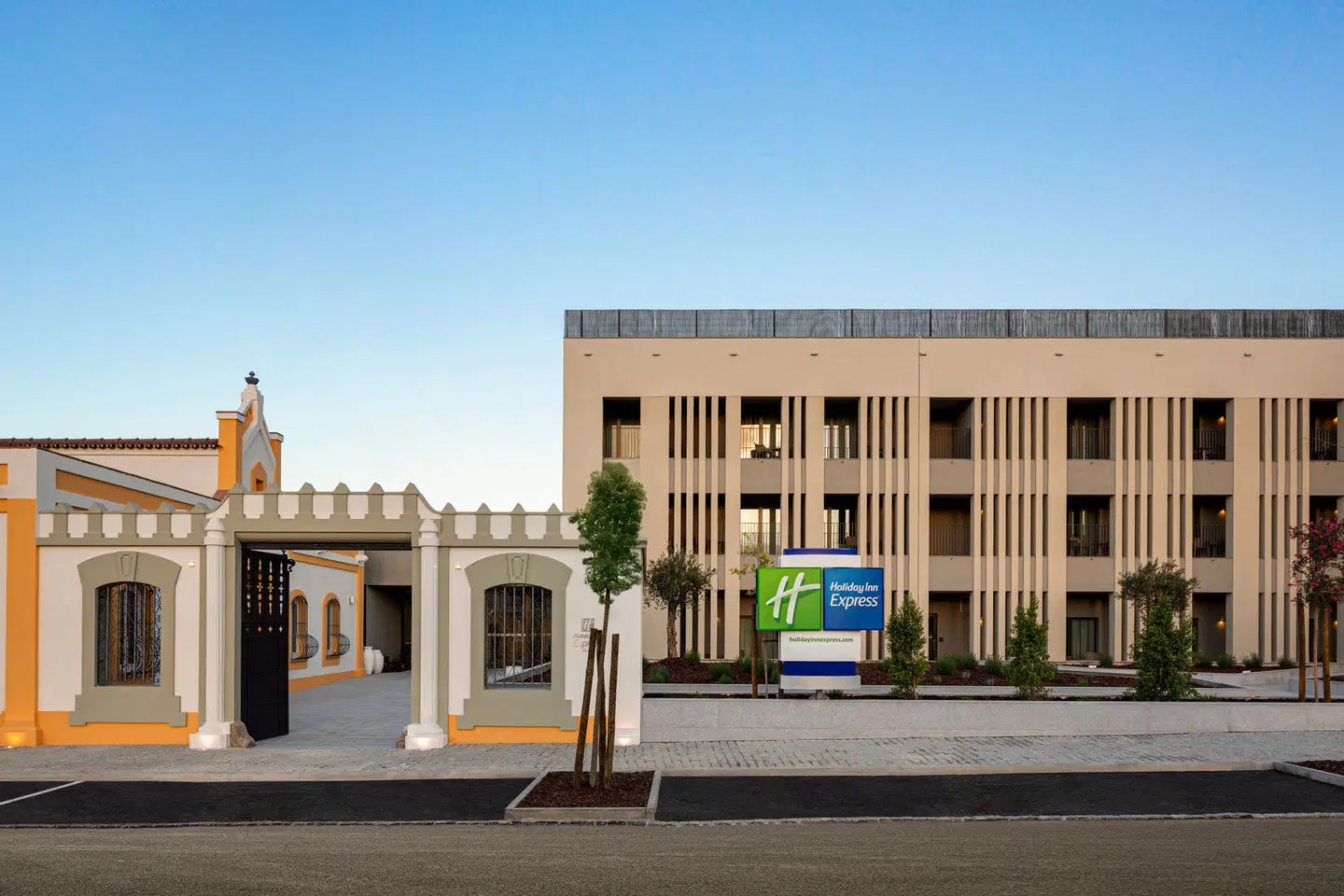 Holiday Inn Express Evora by IHG EXTERIOR