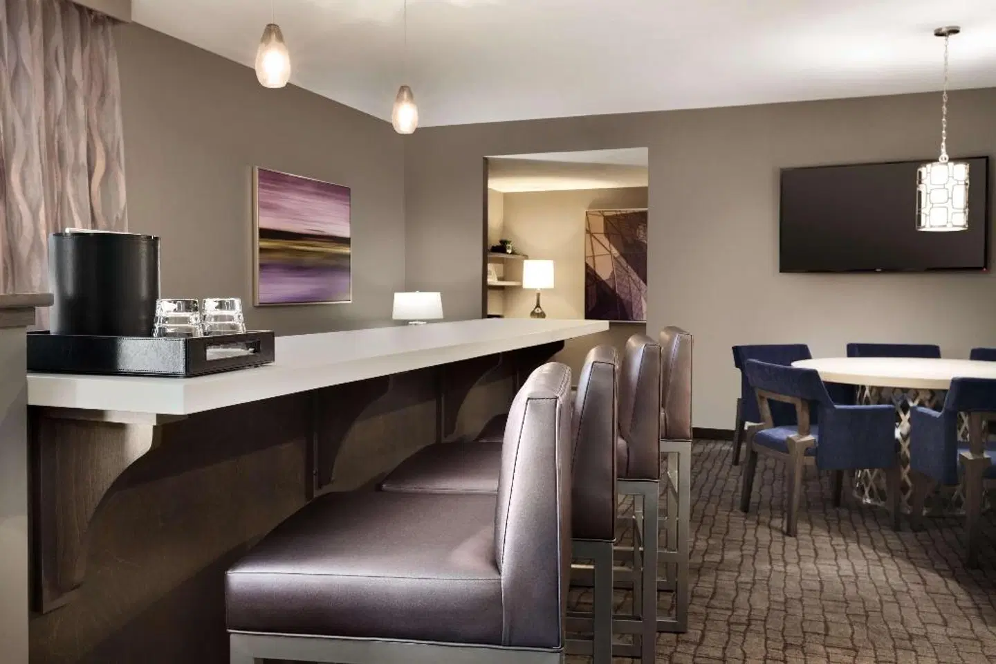 Embassy Suites by Hilton Charlotte Uptown Bar