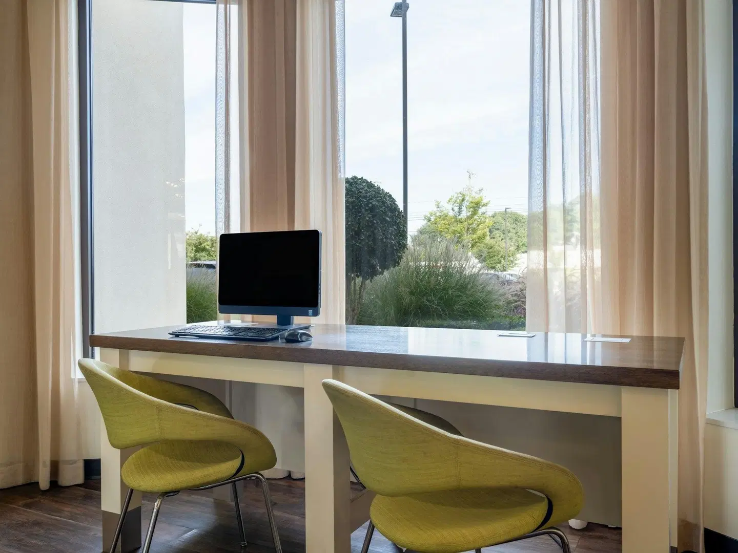 Holiday Inn Greensboro Coliseum by IHG Bar