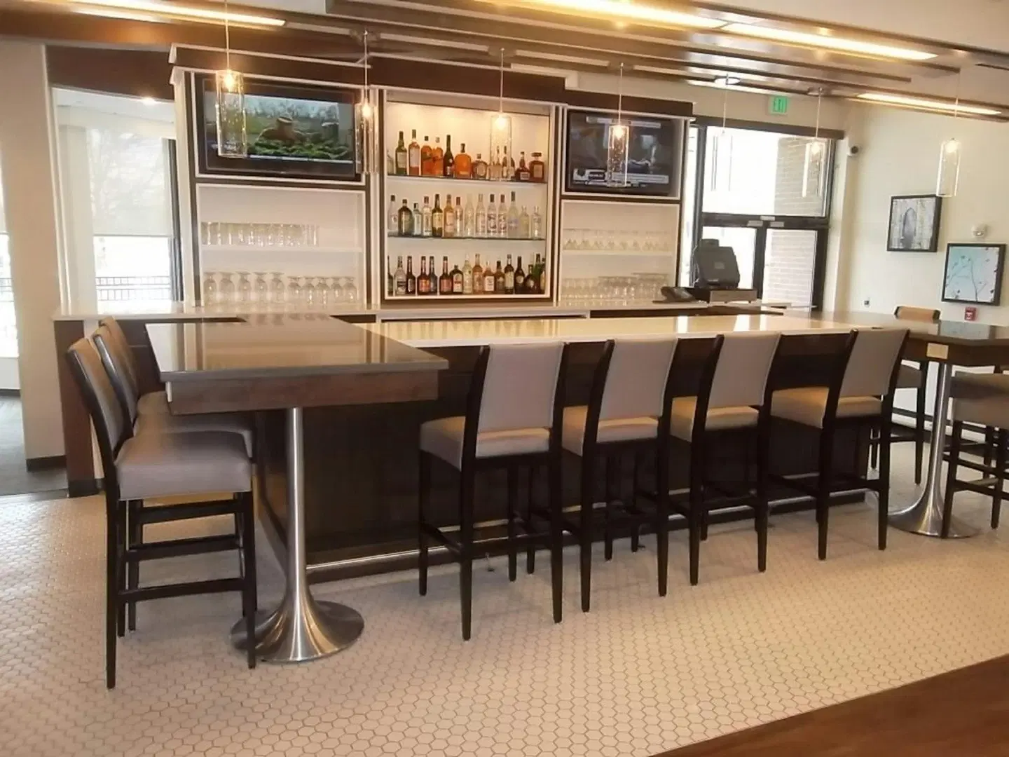Holiday Inn Greensboro Coliseum by IHG Bar