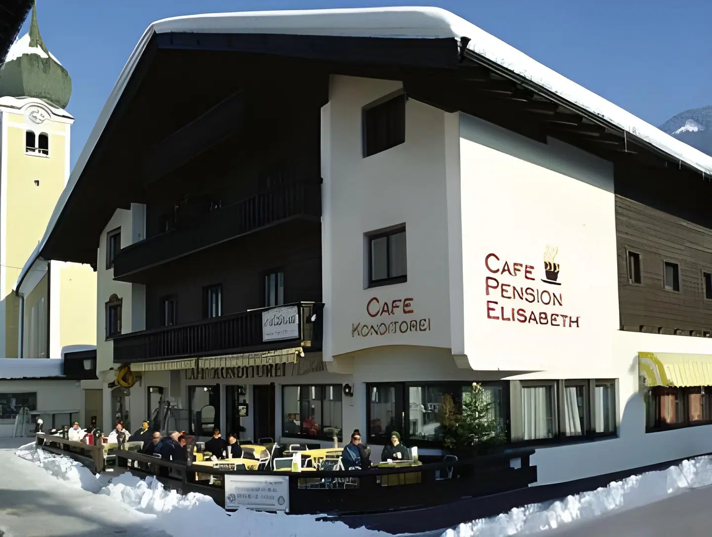 Elisabeth EXTERIOR