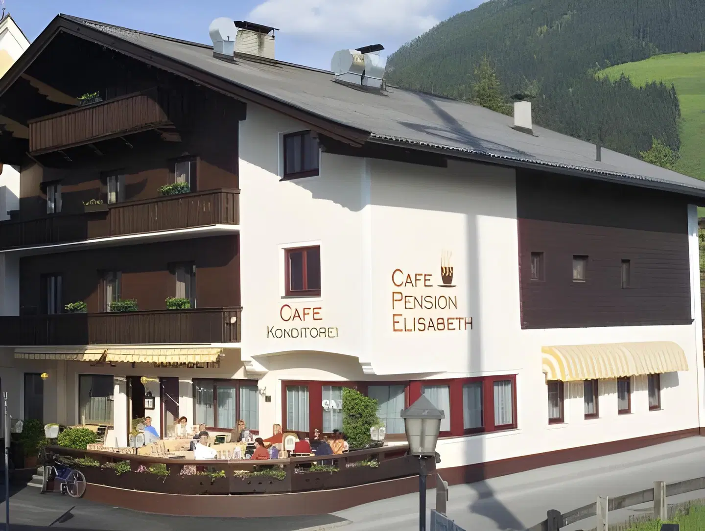 Elisabeth EXTERIOR