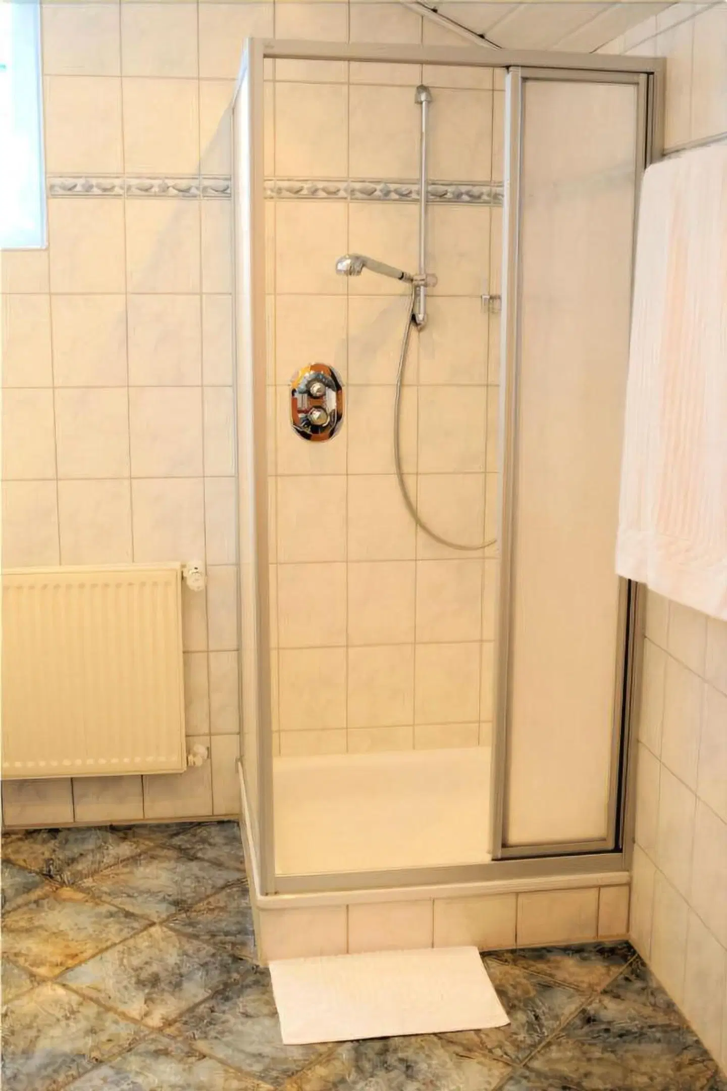 Hotel Restaurant Bürgerklause Tapken Badezimmer