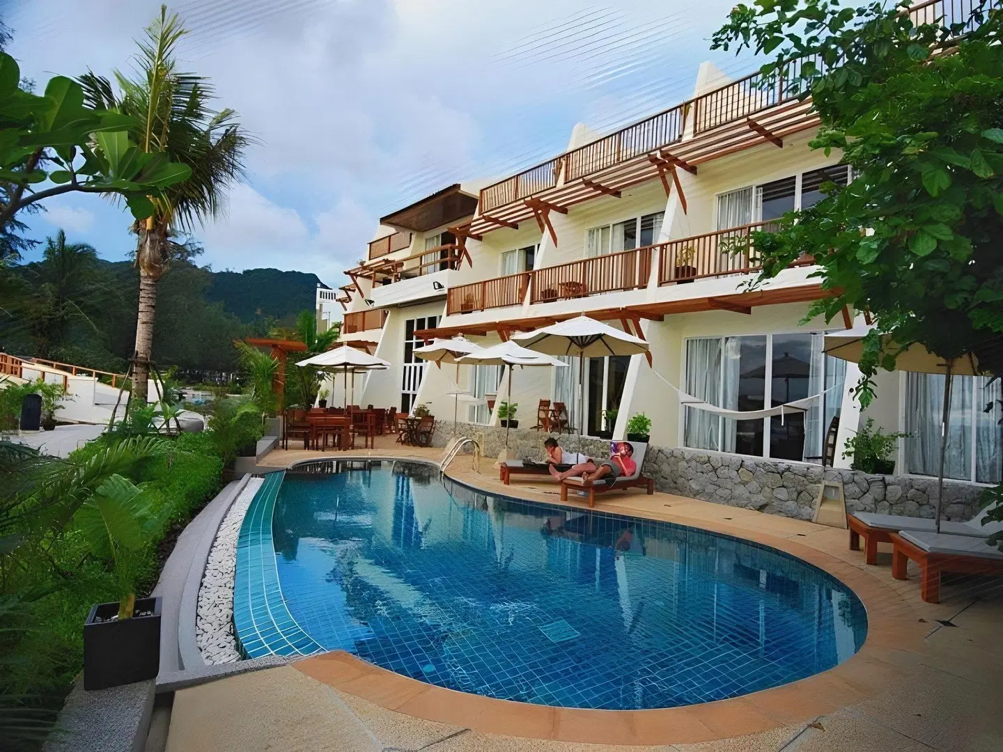 Layalina OUTDOOR_POOL