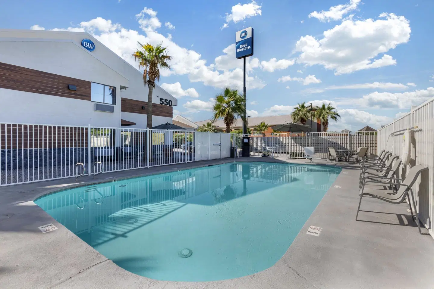 Best Western Blythe OUTDOOR_POOL