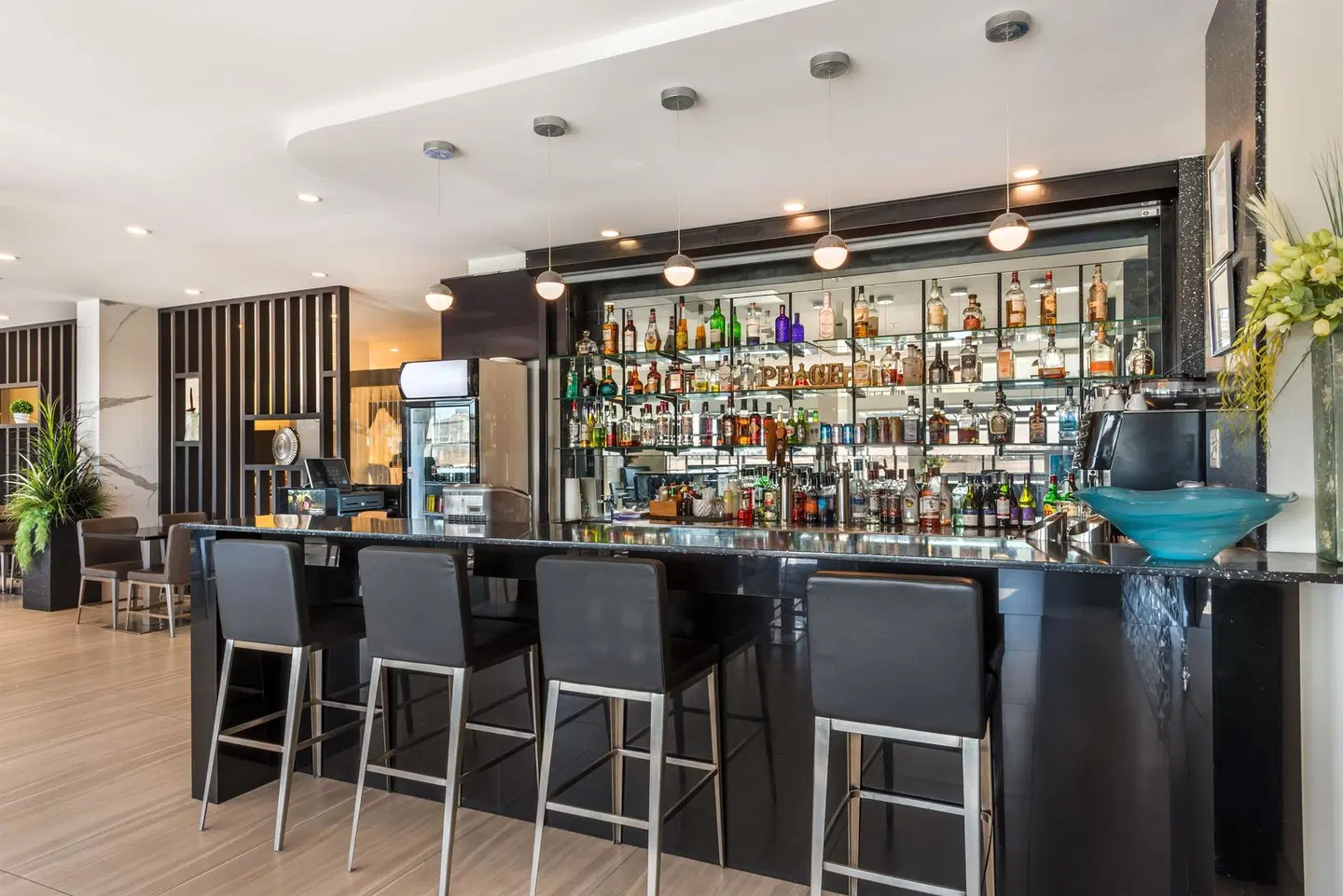 Executive Residency by BW Calgary City View North Bar