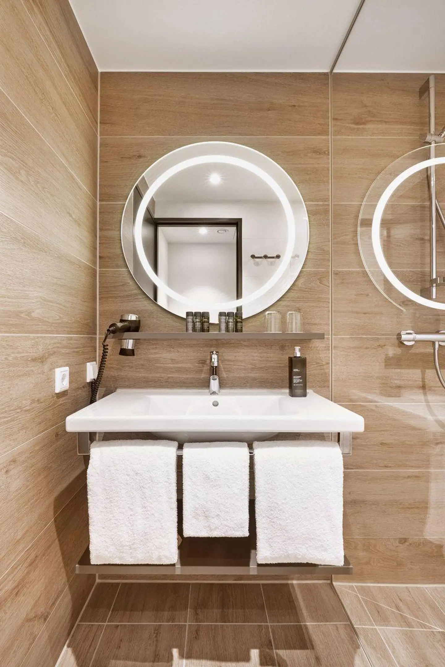 H2 Hotel Dusseldorf Seestern Badezimmer