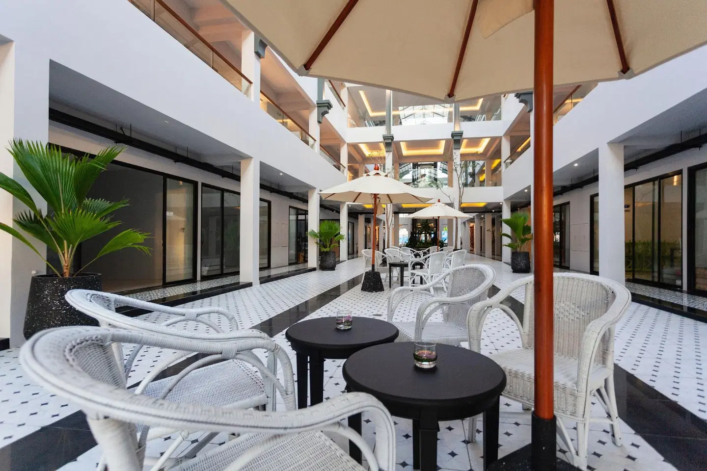 Anona Beachfront Phuket Resort Terrasse