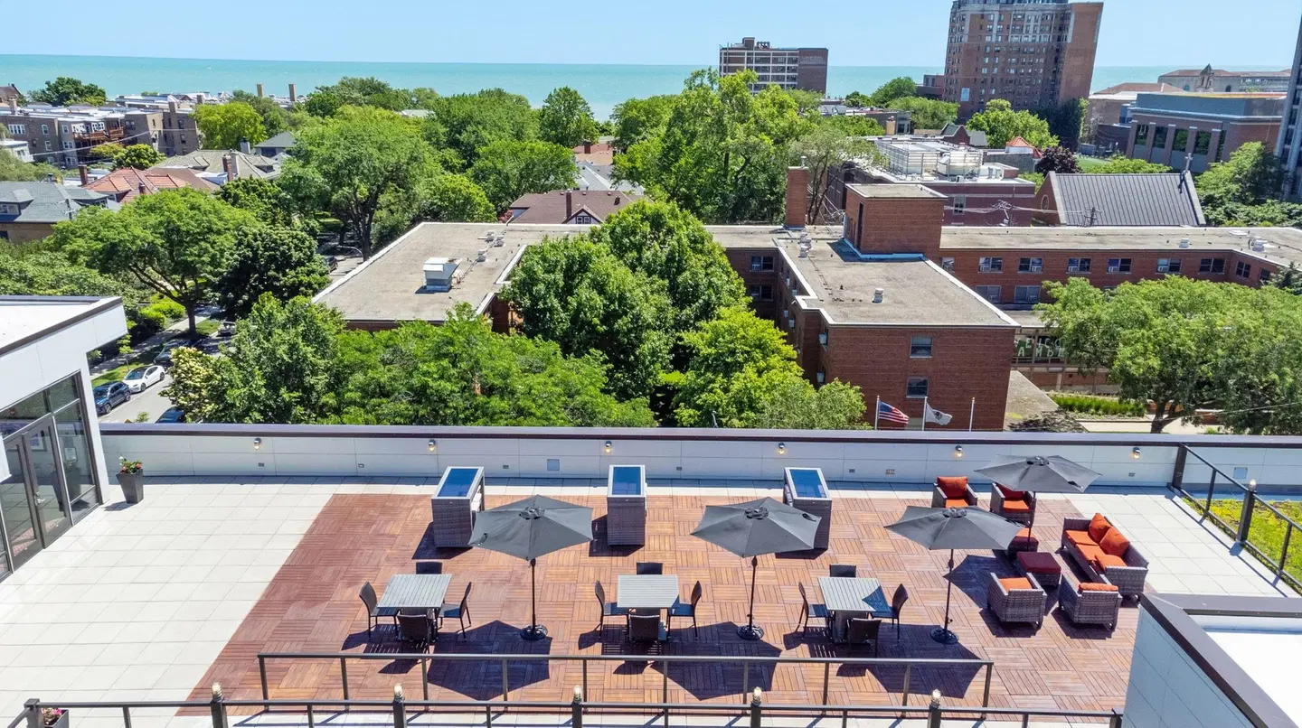 Hampton Inn Chicago North-Loyola Station EXTERIOR