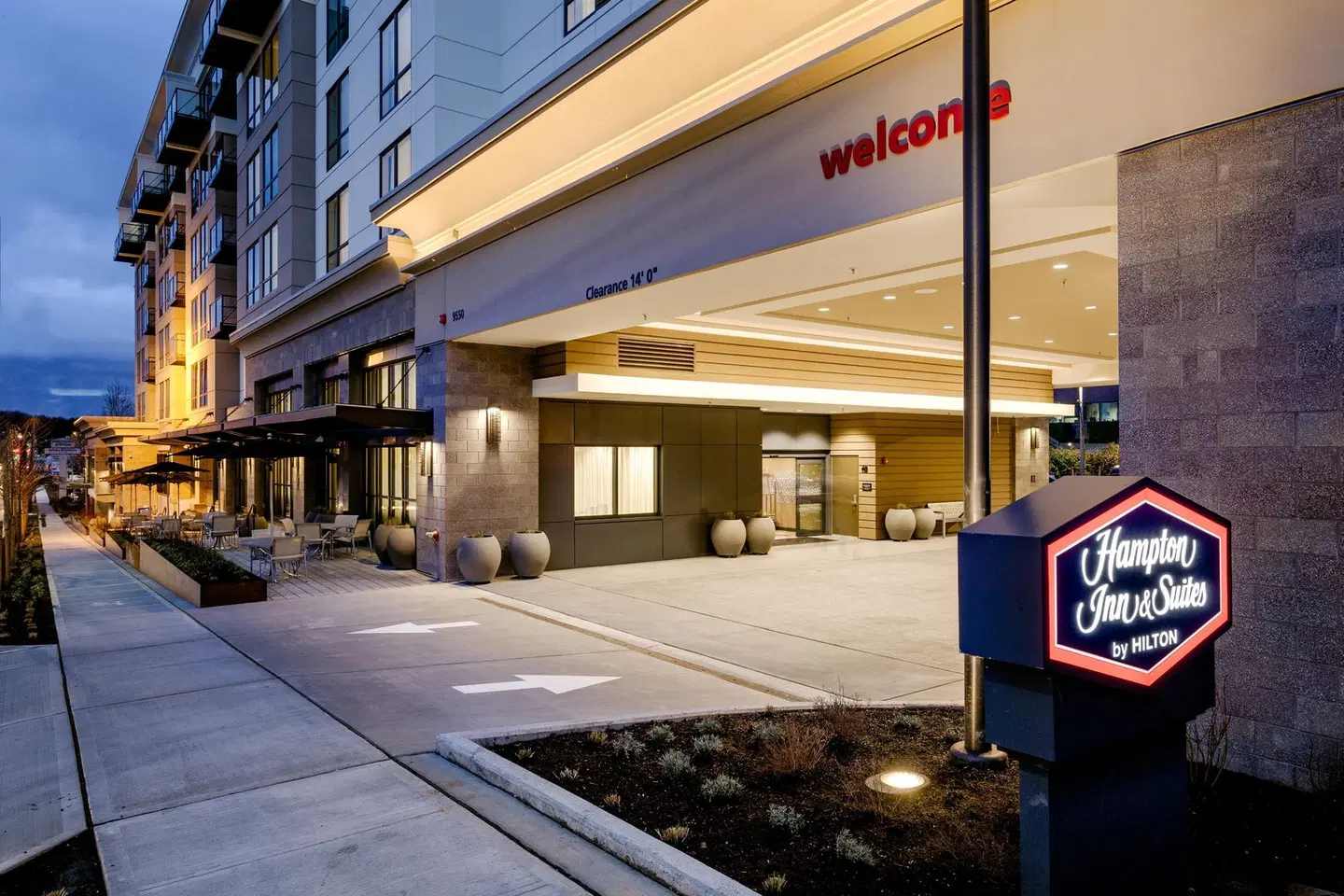 Hampton Inn & Suites by Hilton Seattle/Northgate EXTERIOR