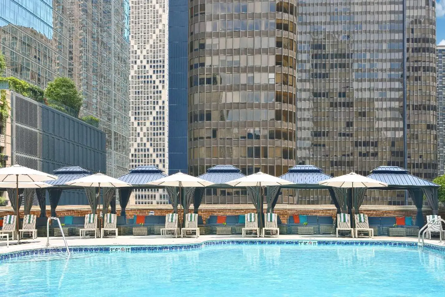 DoubleTree by Hilton Hotel Chicago - Magnificent Mile OUTDOOR_POOL