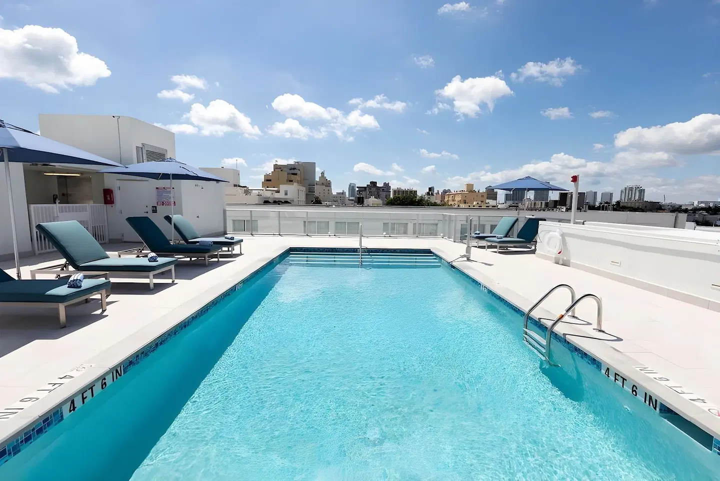Penguin Hotel OUTDOOR_POOL