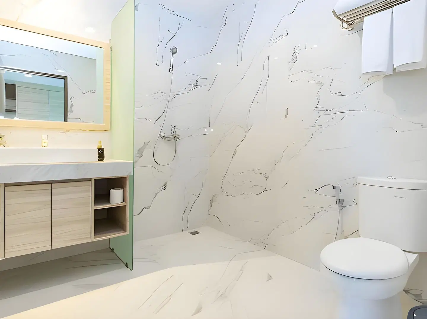 City Of Aventus Hotel Denpasar Badezimmer