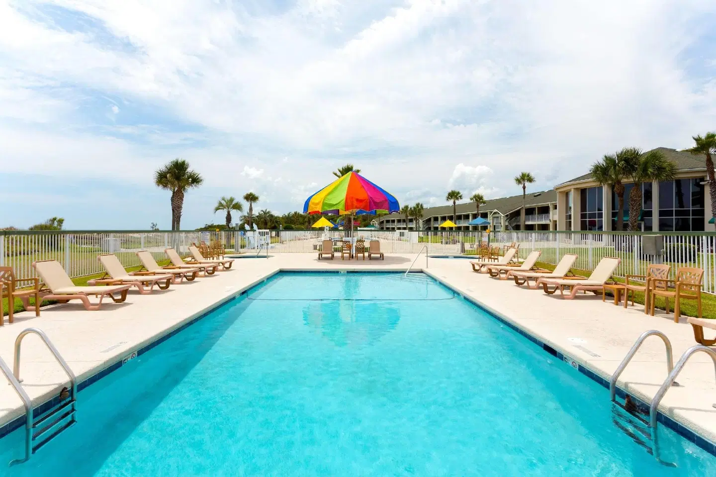 Days Inn & Suites by Wyndham Jekyll Island OUTDOOR_POOL