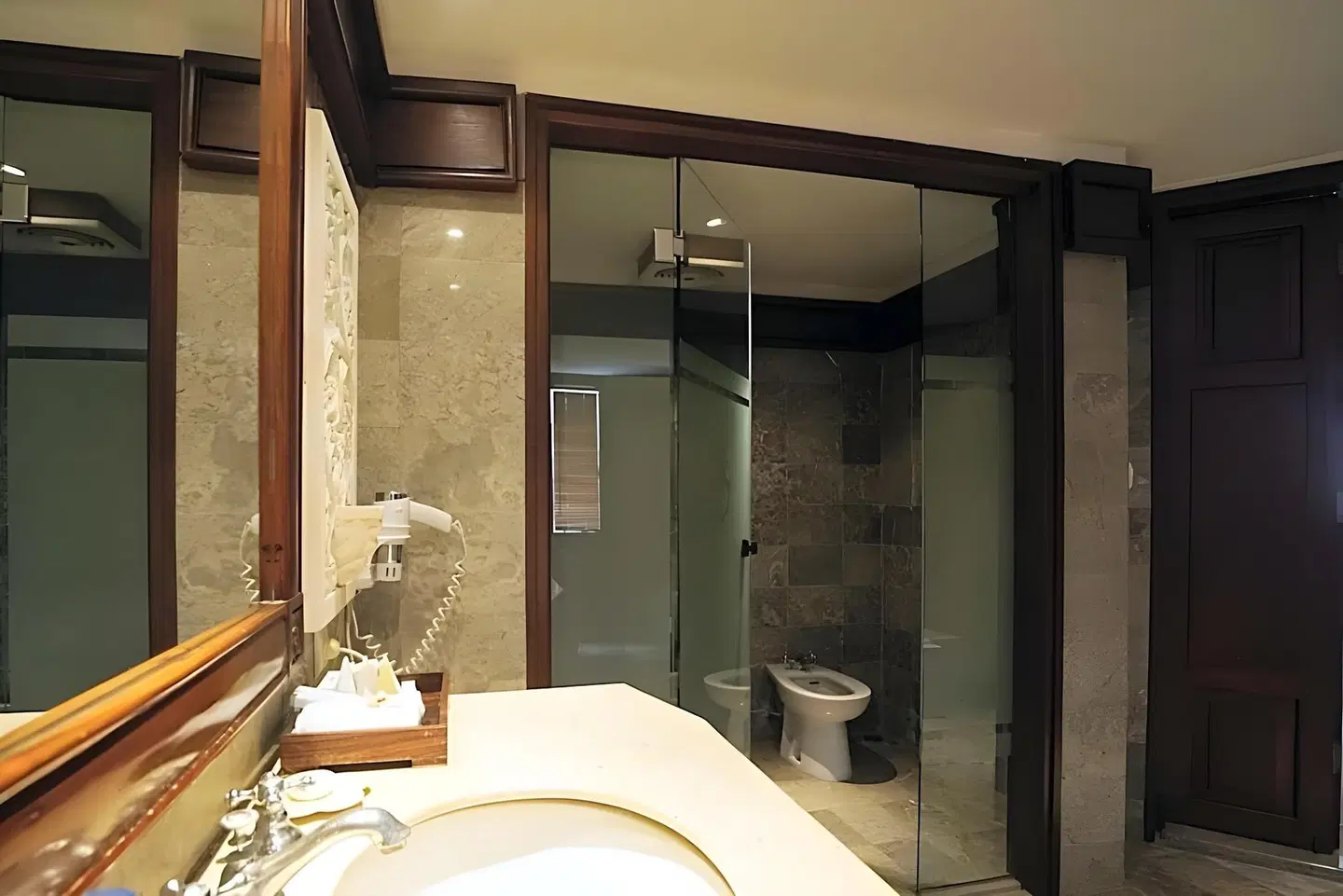 Grand Balisani Suites Badezimmer