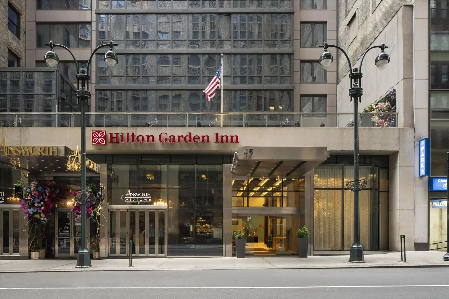 Hilton Garden Inn New York/Midtown Park Ave EXTERIOR
