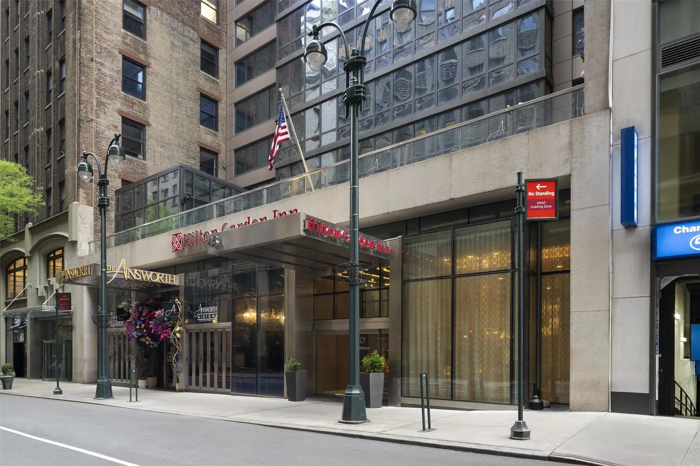 Hilton Garden Inn New York/Midtown Park Ave EXTERIOR
