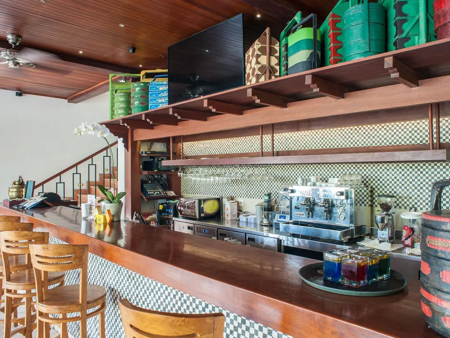 KoenoKoeni Villa Bar