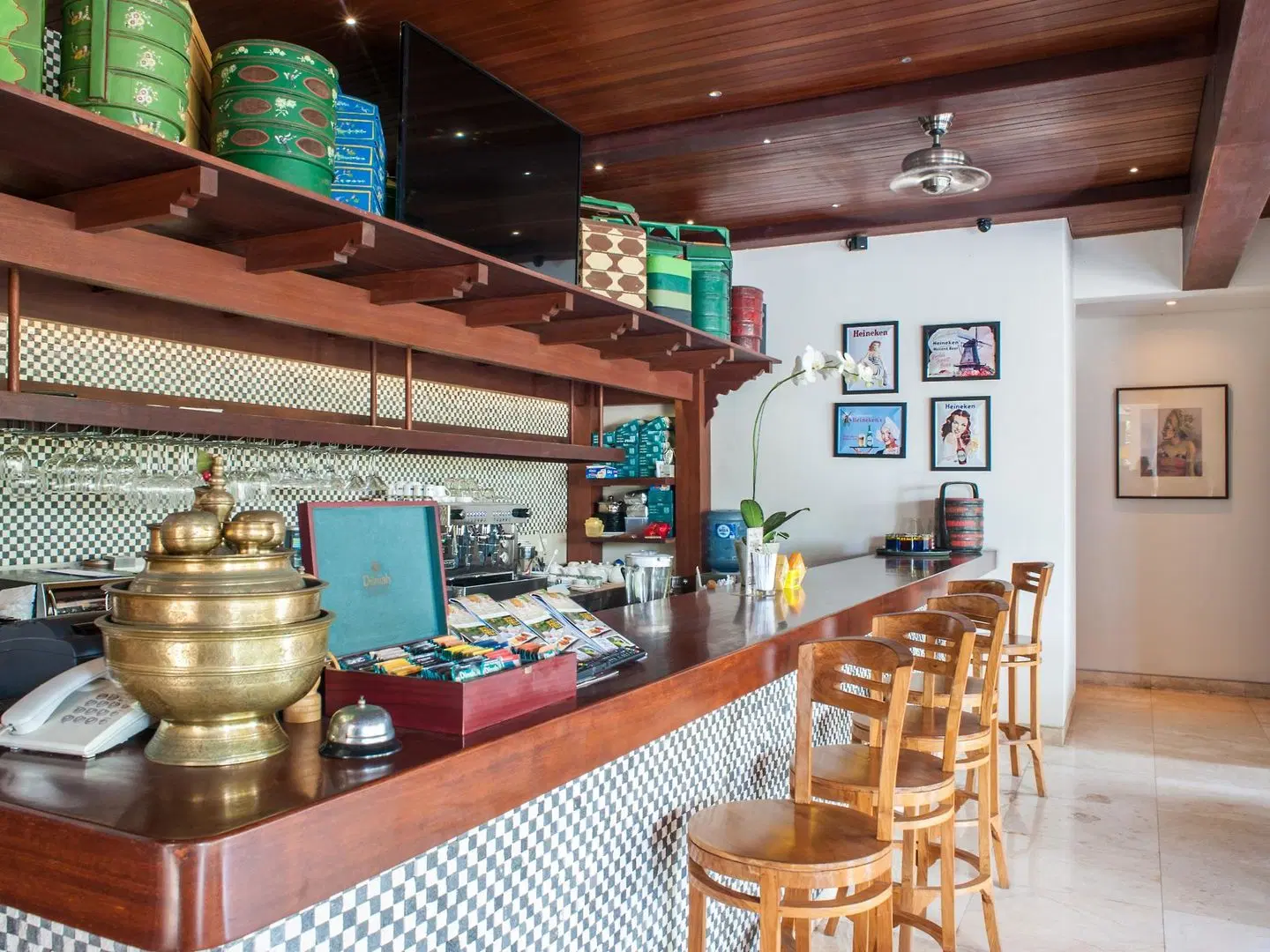 KoenoKoeni Villa Bar