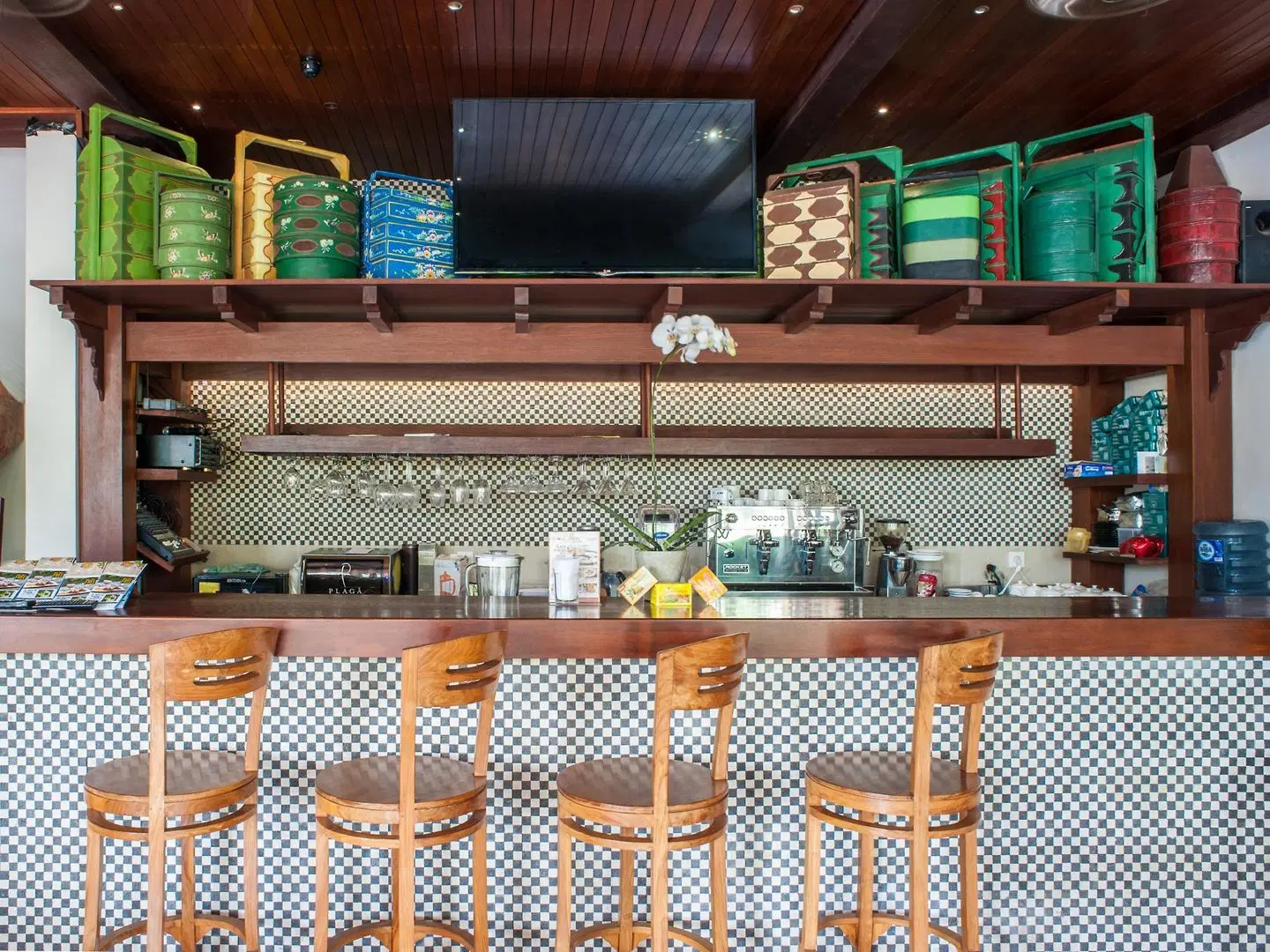 KoenoKoeni Villa Bar
