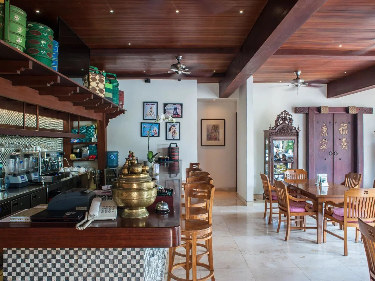 KoenoKoeni Villa Bar