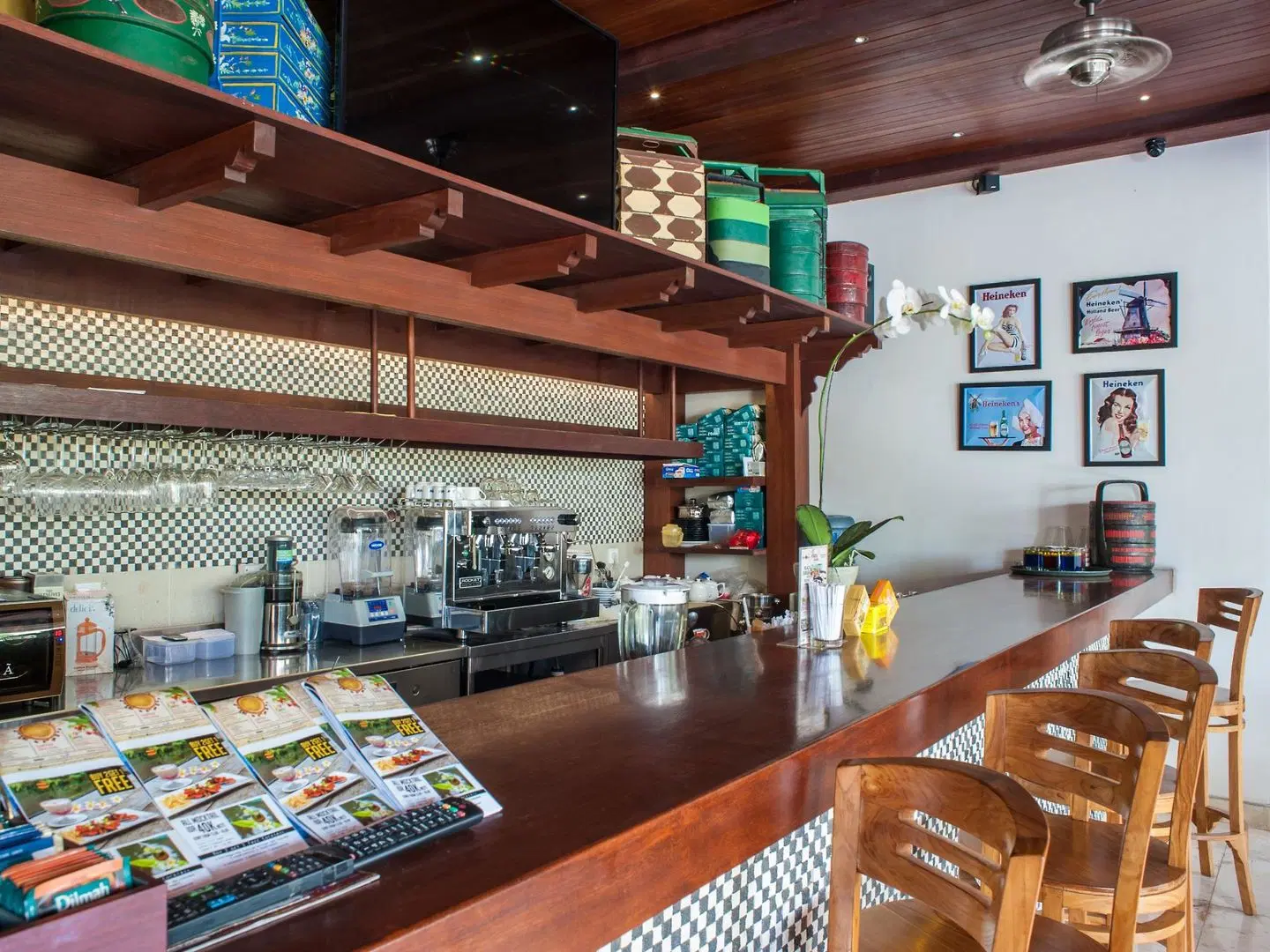 KoenoKoeni Villa Bar