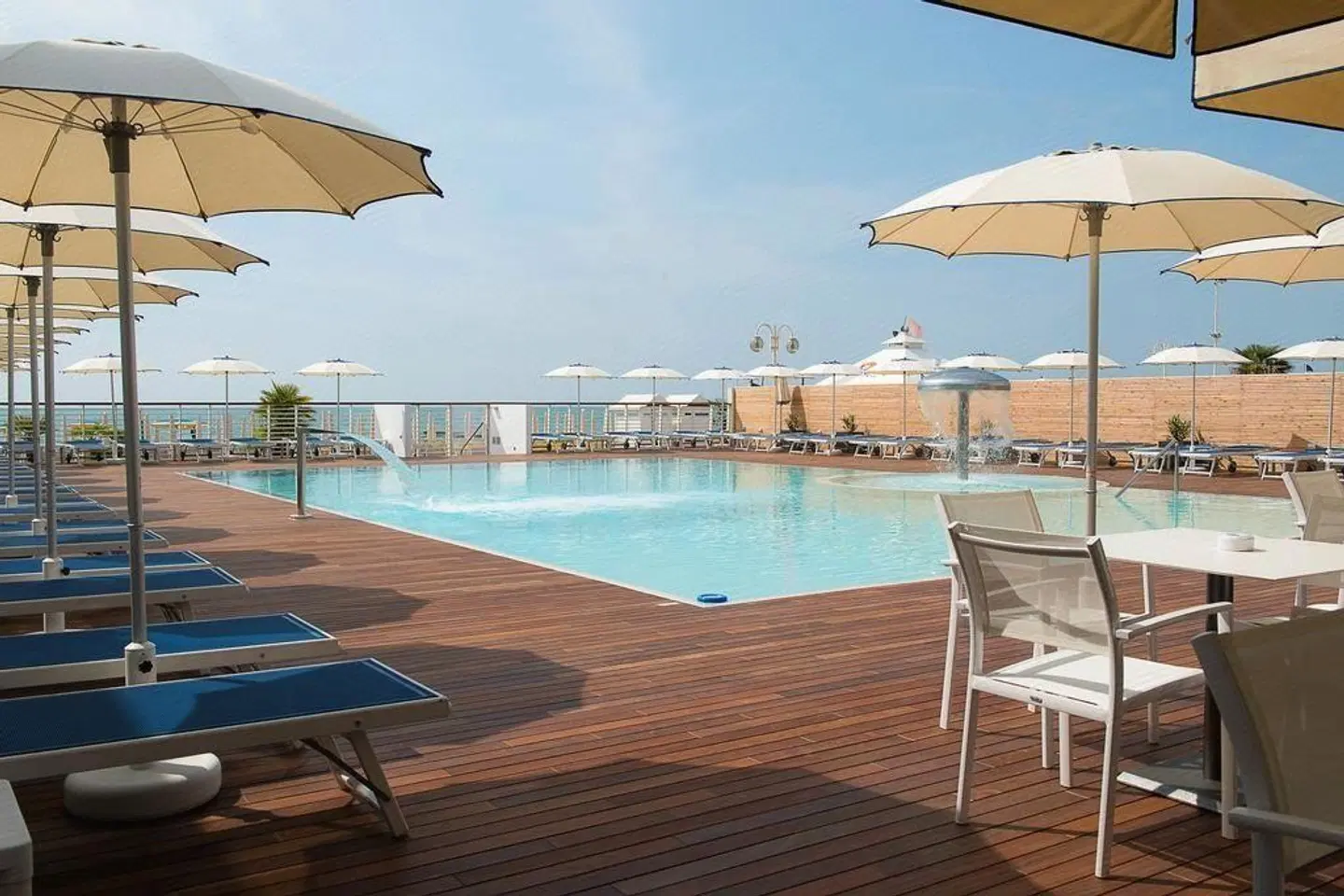 Hotel Cambridge OUTDOOR_POOL