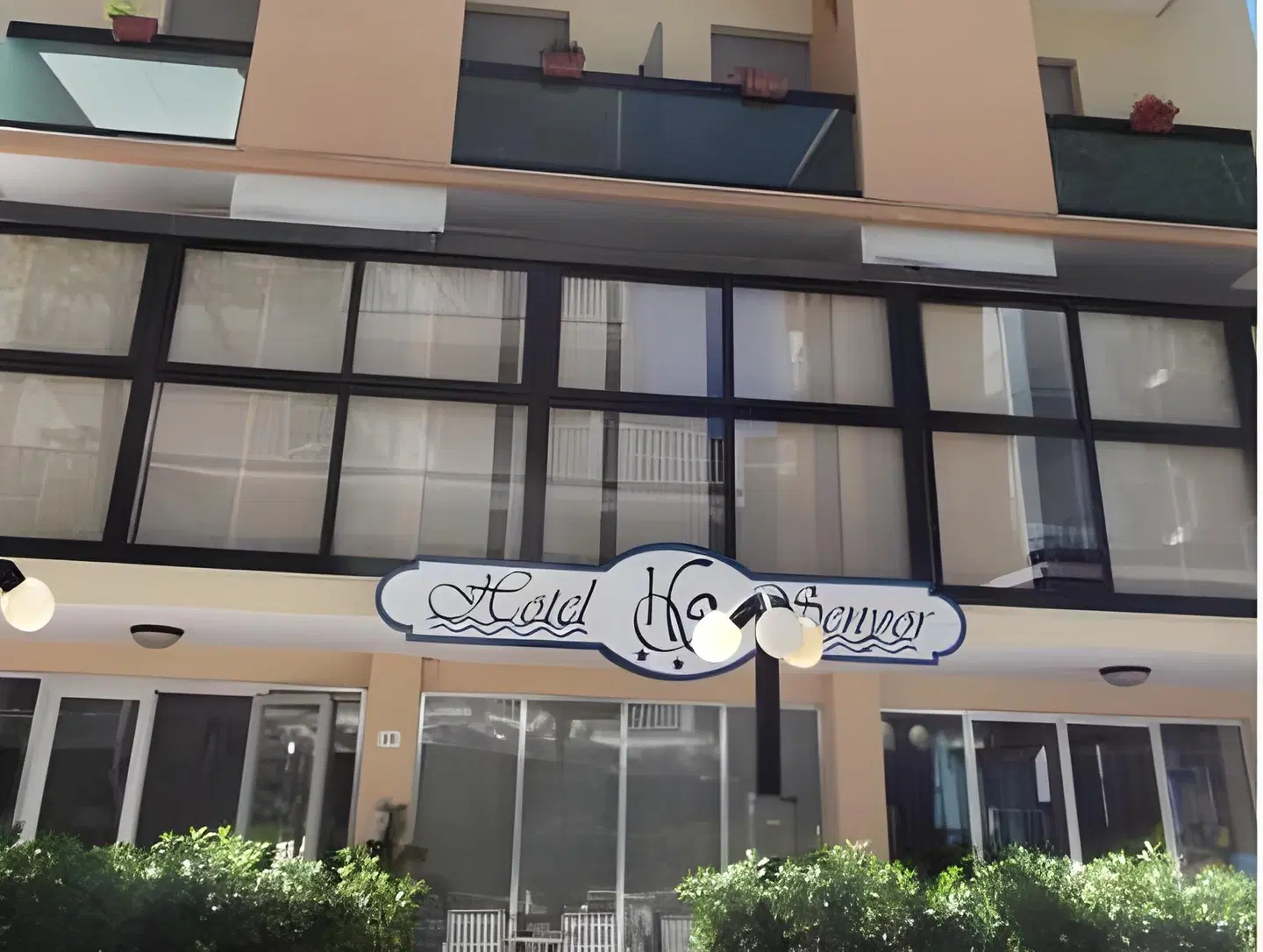 Senyor EXTERIOR