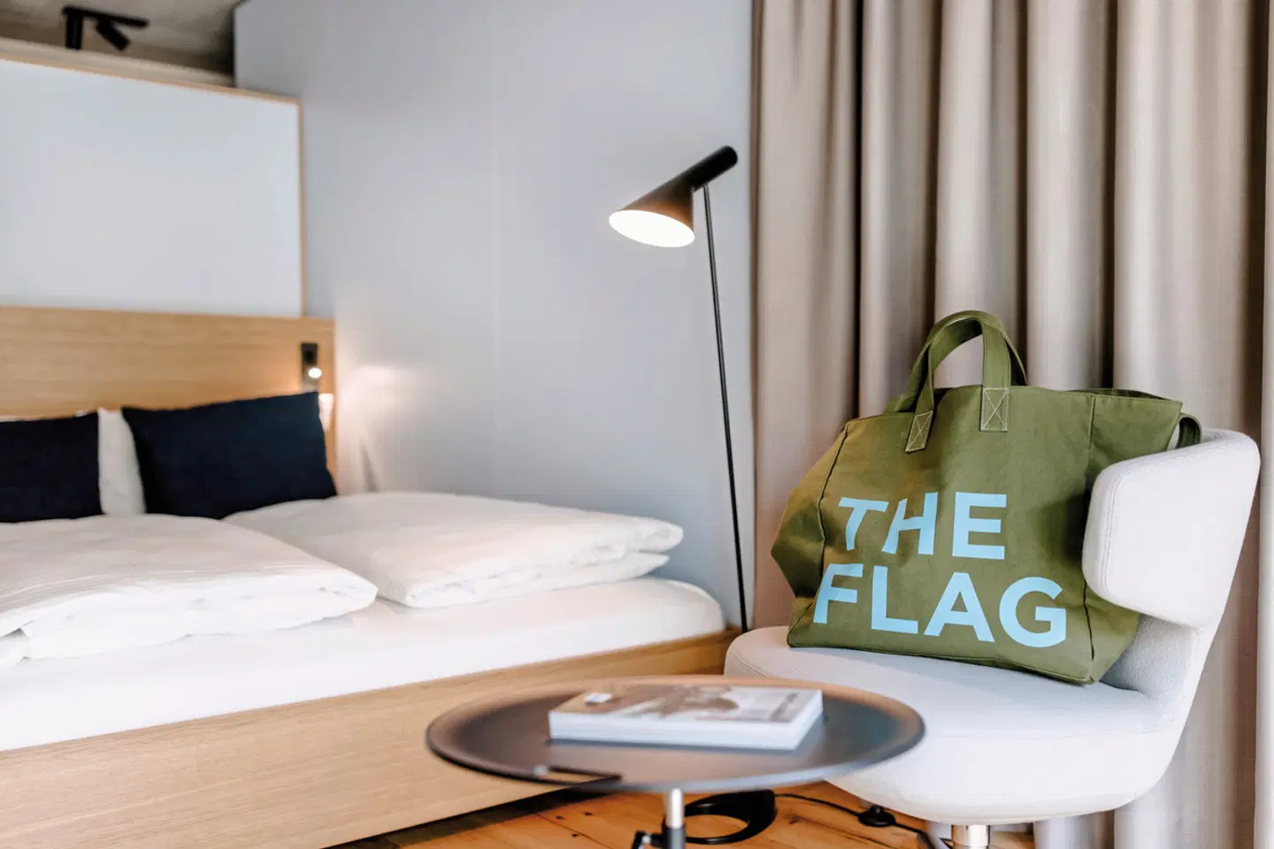 THE FLAG West M ROOM_EXAMPLE