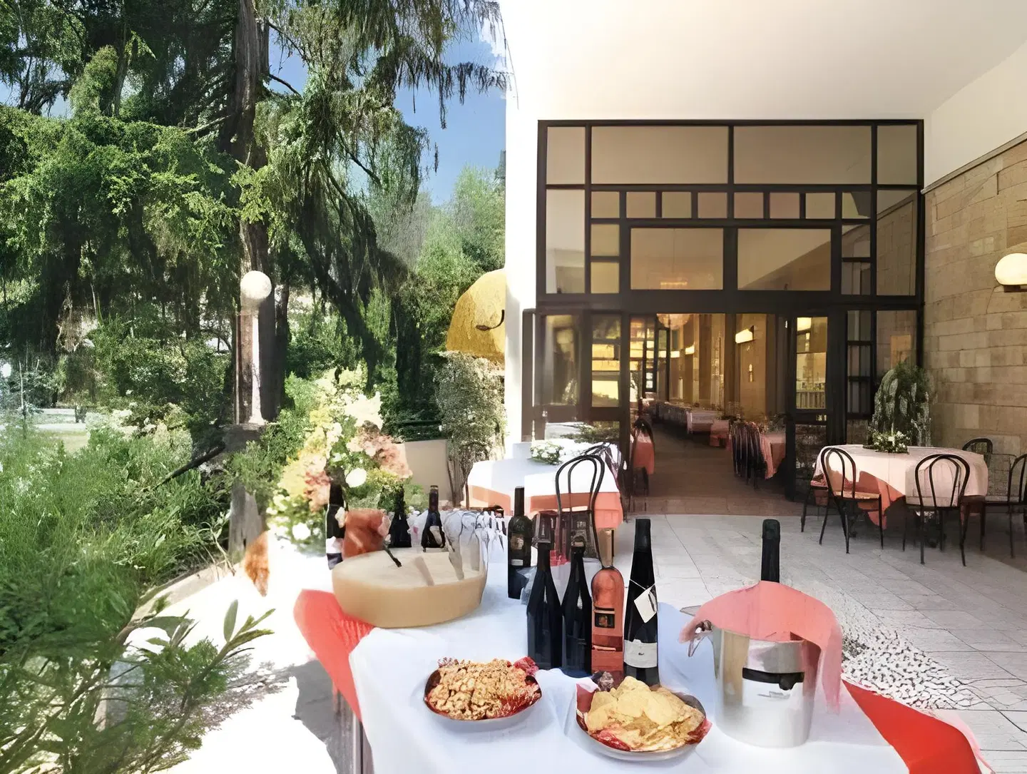 Salus Restaurant