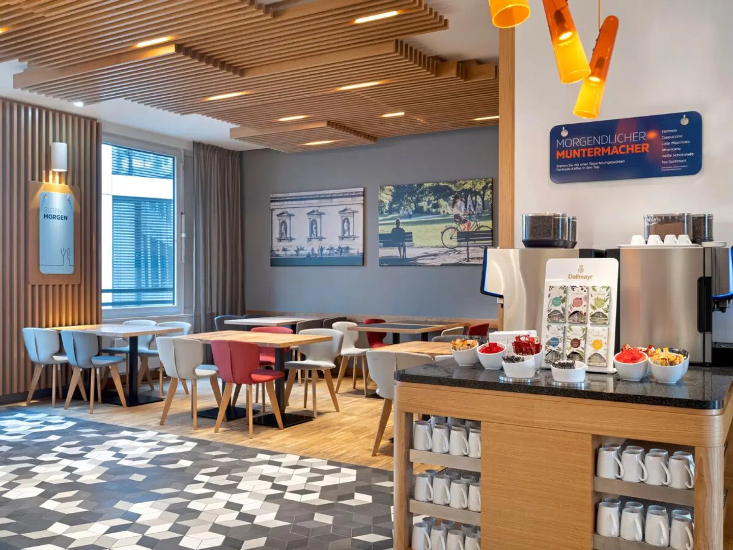 Holiday Inn Express München City West - inklusive NFL Munich Ticket Restaurant
