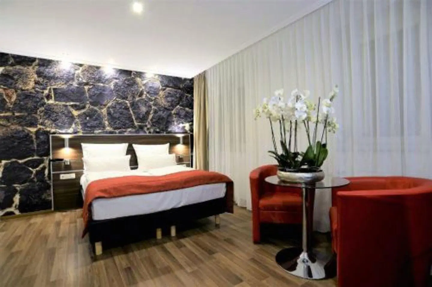 Ascot ROOM_EXAMPLE