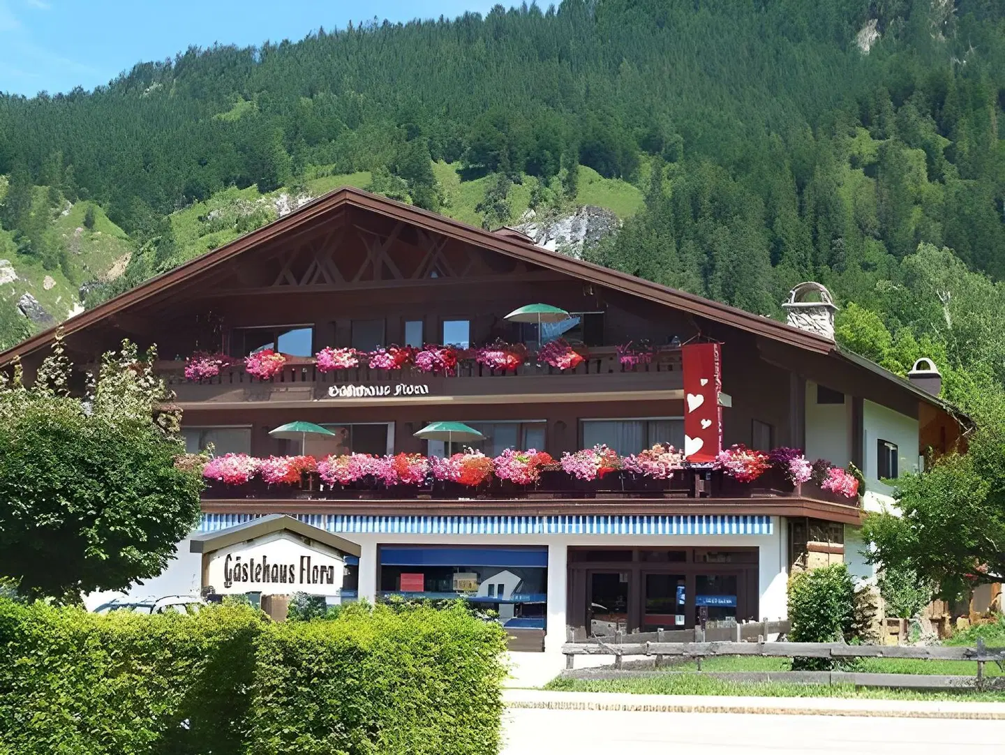 Flora EXTERIOR